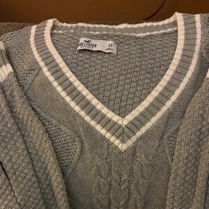 Hollister woman’s Light Gray V-Neck Sweater
Gently washed and never worn